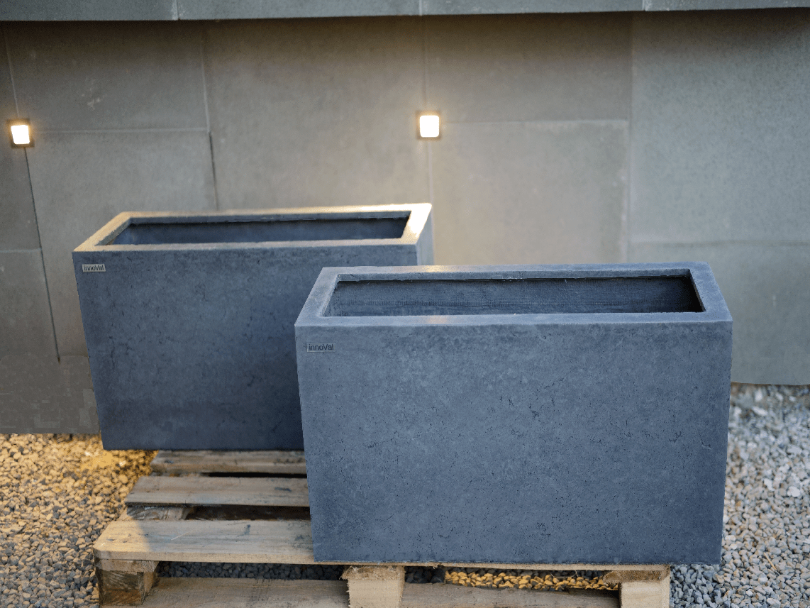 Elegancka donica miejska z betonu GRC – realizacja na nowoczesnym tarasie