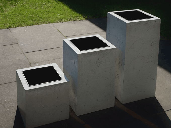 Zestaw trzech szarych donic betonowych innoVal (31x31, 51x31, 70x31 cm) z widocznymi wkładami plastikowymi na tarasie ogrodowym