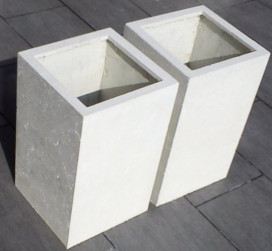 Zestaw dwóch białych donic z betonu antysmogowego TioCem innoVal. Wymiary 50x31 cm, widok z góry i boku, puste bez roślin.